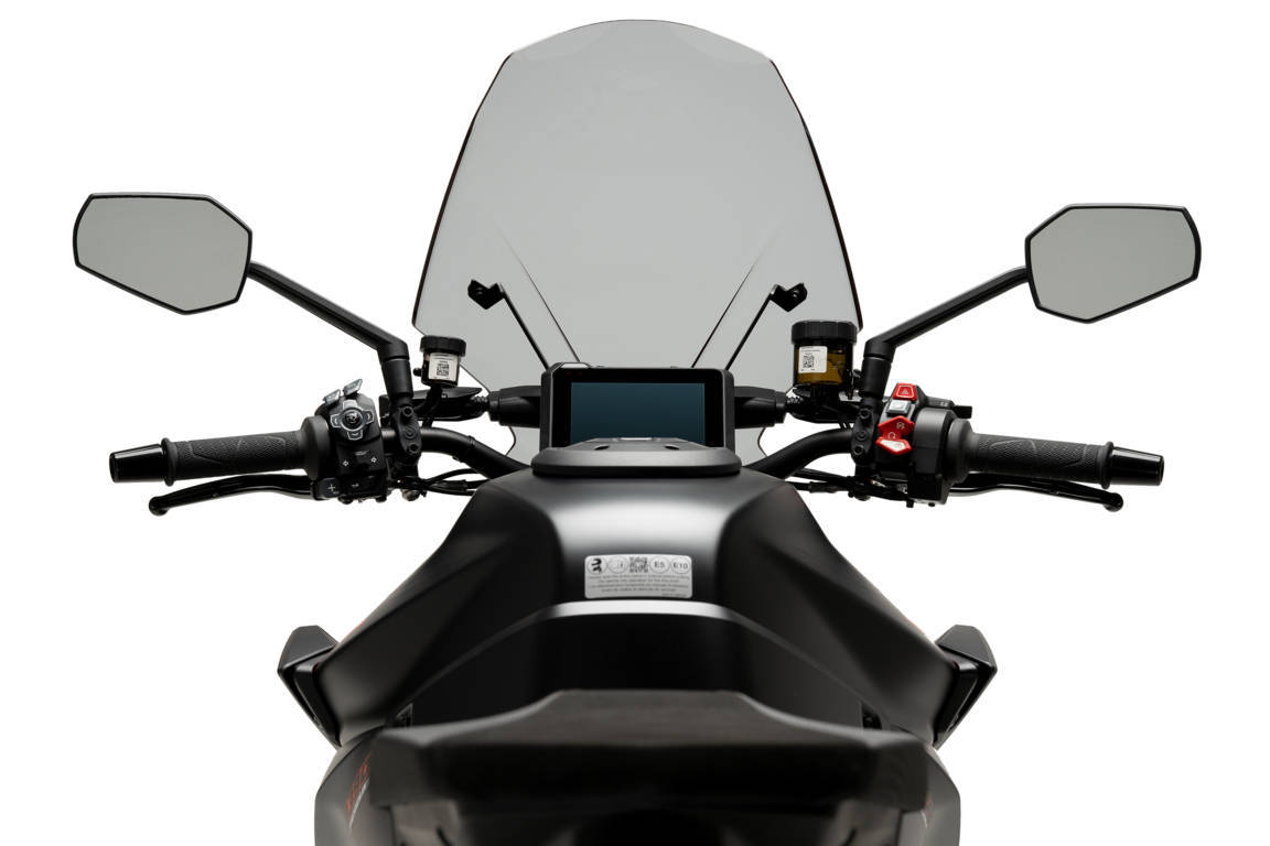 Puig Carenabris New Generation Touring para Ktm 1390 Super Duke R 2024 4 Imagen del puesto de conducción de la Ktm 1390 Super Duke 1390 con la cupula Puig Touring. Ref: 21907